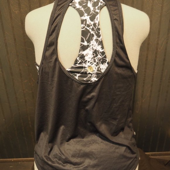 Shebeest Entwine Tank Tops with attached bra - Yoga, cycling, Running - NWT - Picture 3 of 7
